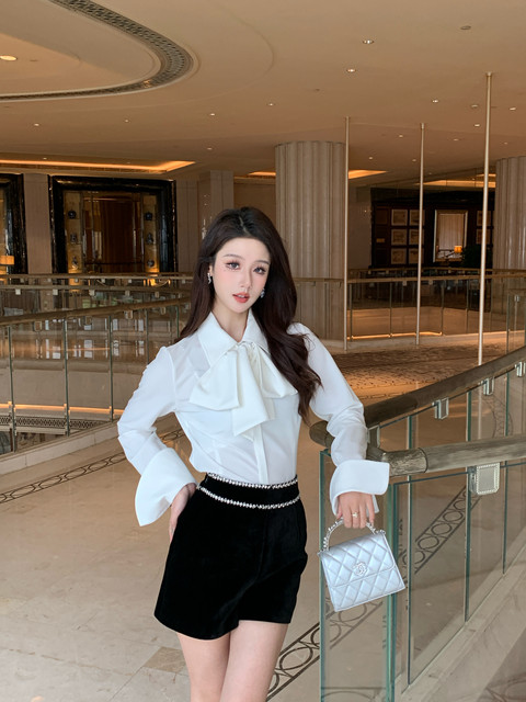 Hollinna Diamond Chain Black Velvet Woolen Shorts for Women, Autumn and Winter 2025 New Style, Petite High-Waisted Straight Pants