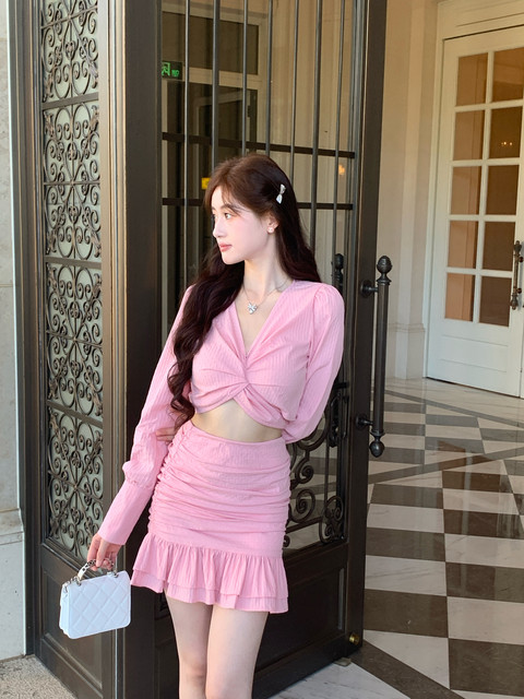 Hollin Twist Top Suit for Women Spring & Fall Tender Pink Slimming Look Sexy Sexy Short Long-Sleeved Top Hip Skirt