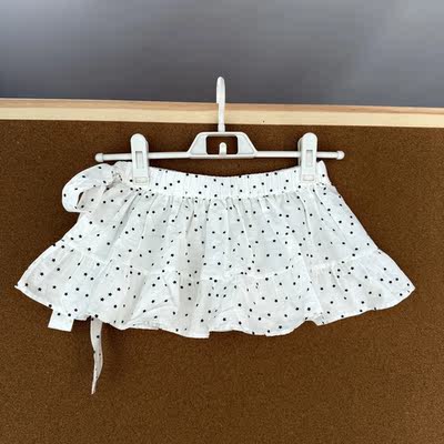 Lin is a cute and sweet white girl with star-studded headbands and a versatile fart curtain short skirt