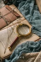 Retro nostalgic hand-held magnifying glass hand account ornaments European nostalgic hand account zakka pose photo props