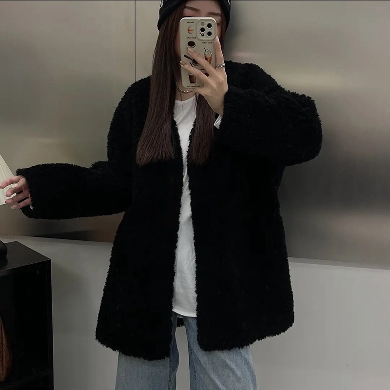 2025 New Style Imitation Teddy Bear Lamb Wool Black Thick Coat for Women Winter Lamb Fleece Fur Integrated Fur V-Neck Top