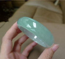 A cargo ice type quartz rock jade comparable to an emerald bracelet light green permeable full green jade bracelet female handstring