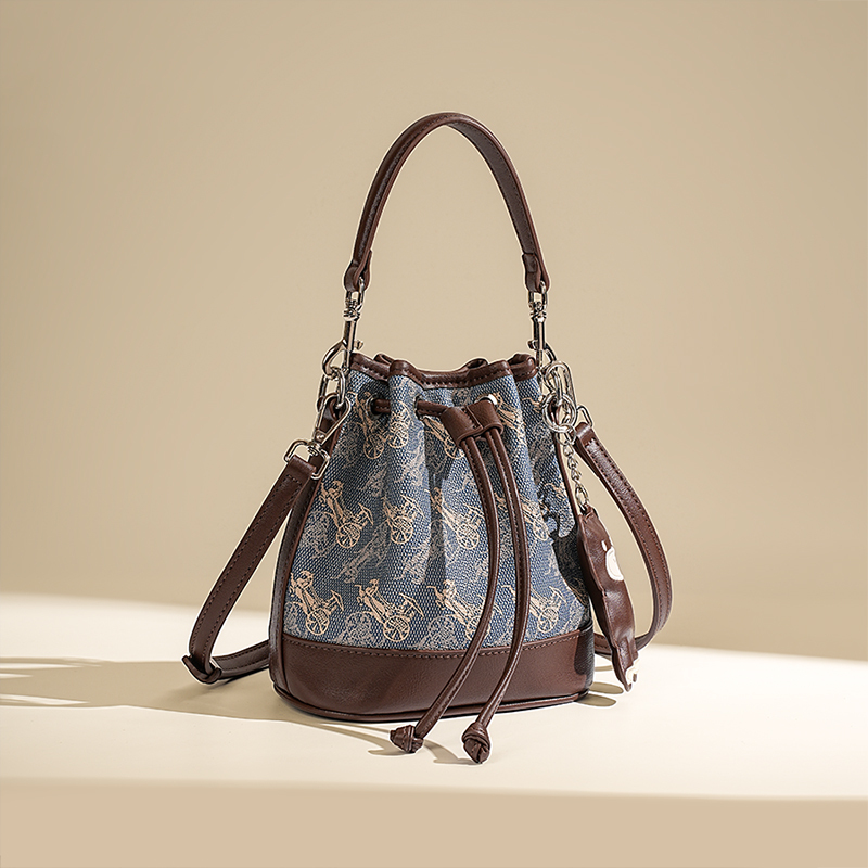Genuine Leather Old Money Style Bucket Bag for Women 2026 New Trendy High-End Light Luxury Niche Drawstring Crossbody Commuter Bag