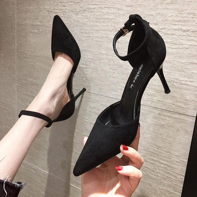 Sandals 2024 ລະດູຮ້ອນໃຫມ່ສີດໍາຝຣັ່ງ hollow stiletto girly stiletto heels ອິນເຕີເນັດທີ່ມີຊື່ສຽງ buckle ເກີບສົ້ນສູງ