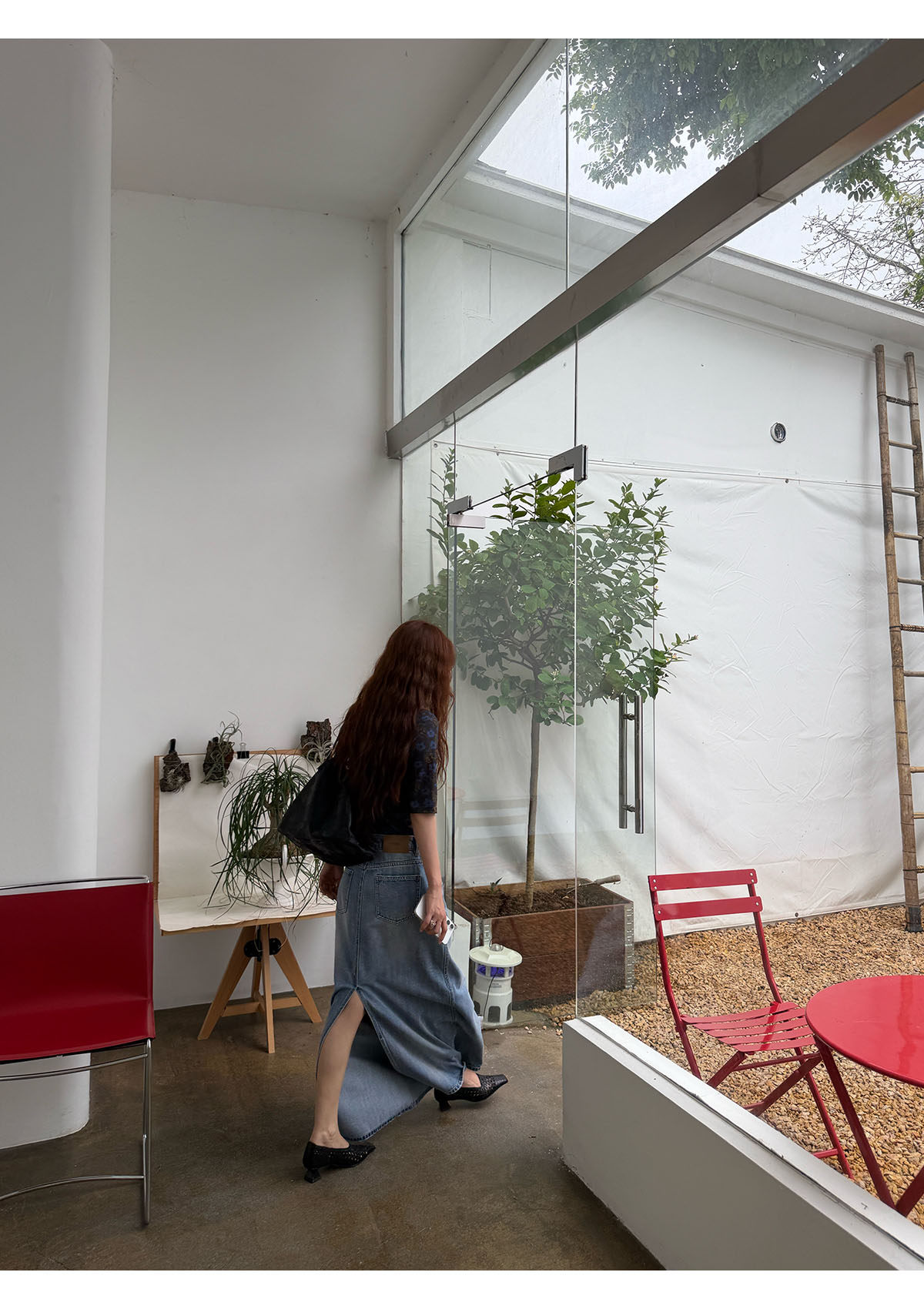 INAIEN笑笑家 "Санторини" прямая облегающая стройнящая джинсовая юбка с разрезом