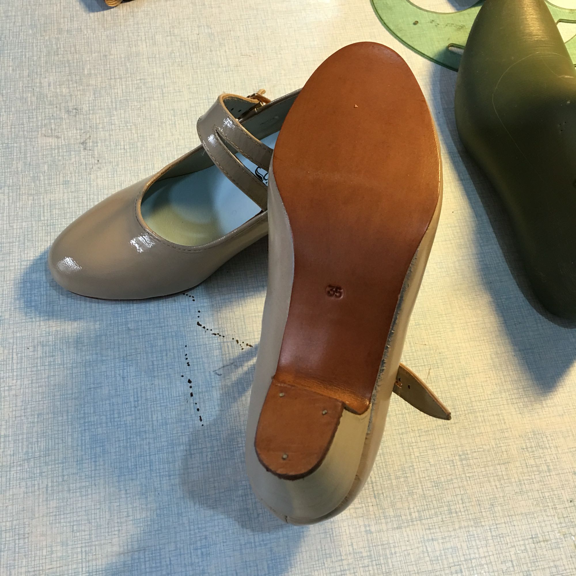 Flamenco shoes Flamenco imported sheep patent shoes Leather sole without nails