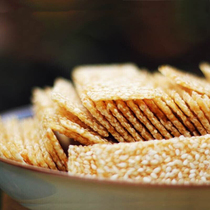 Xuzhou specialty refined black and white sesame flakes halva flakes sugar sesame crisp Sesame pastry snacks snacks snacks
