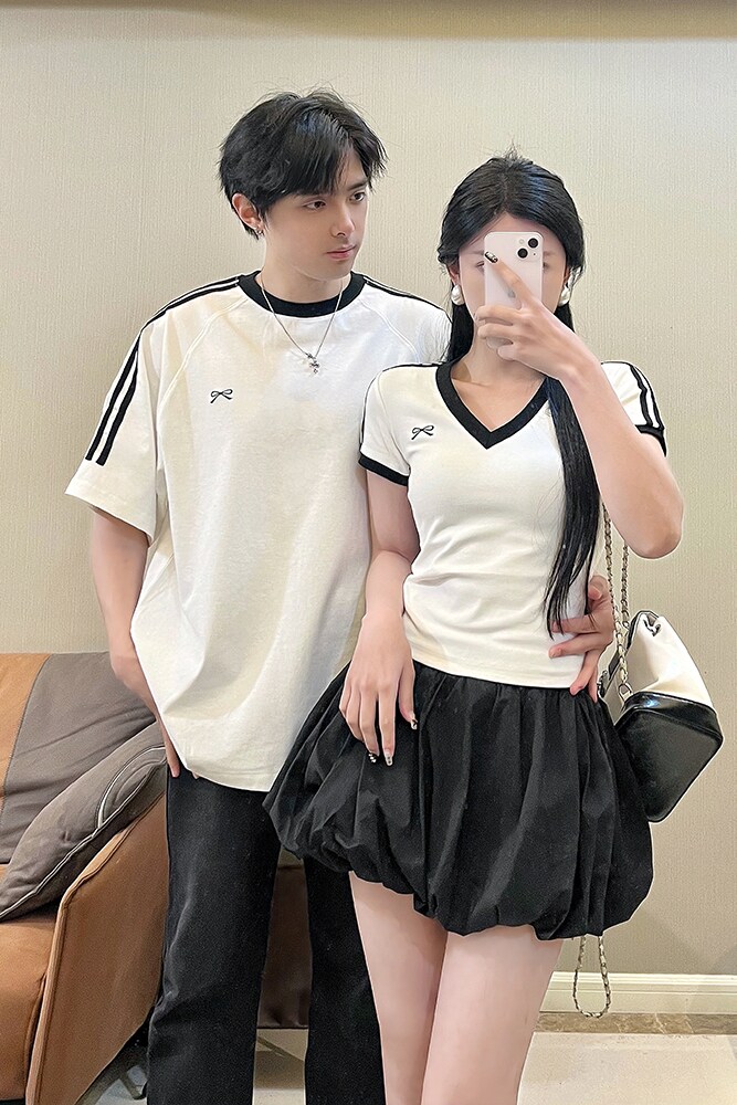Couple's Short-Sleeved Clothing 2025 New Summer Design, Niche French Design, Slimming V-Neck Top, Trendy and Slimming — تصویر 1