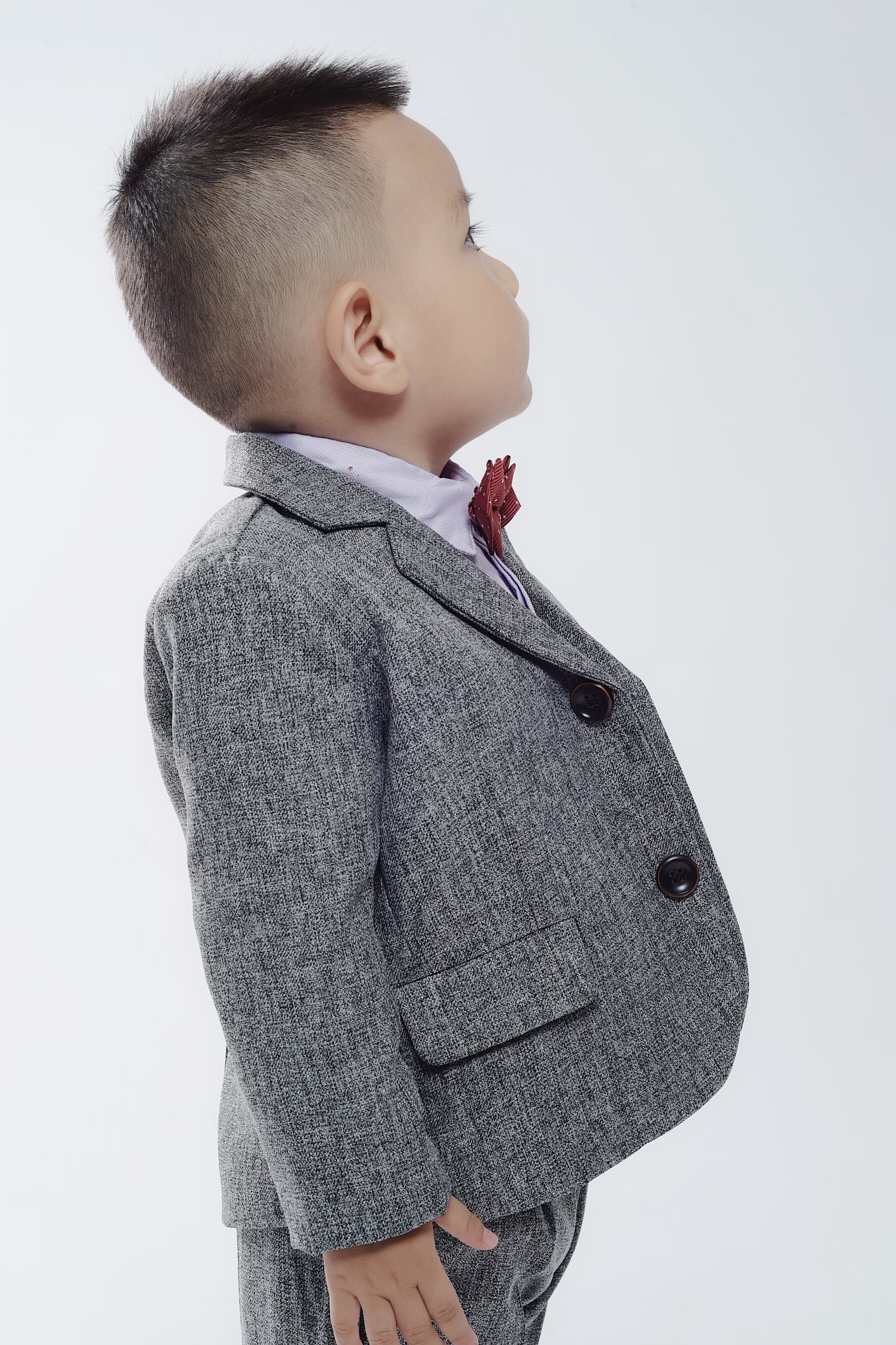 Trẻ sơ sinh và trẻ nhỏ một tuổi bé khoe quần áo bé trai hợp xướng catwalk đẹp trai màu xám phù hợp với thủy triều quần áo trẻ em hàn quốc