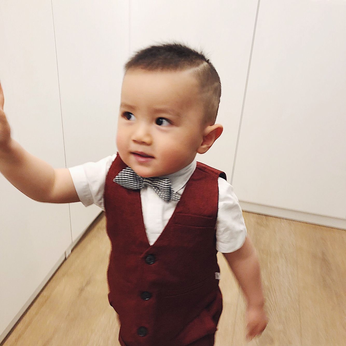Váy bé gái đặc biệt bé trai phù hợp với bé một tuổi tuổi váy mùa xuân và mùa thu hoa cưới quần áo bé gái quần áo bé trai