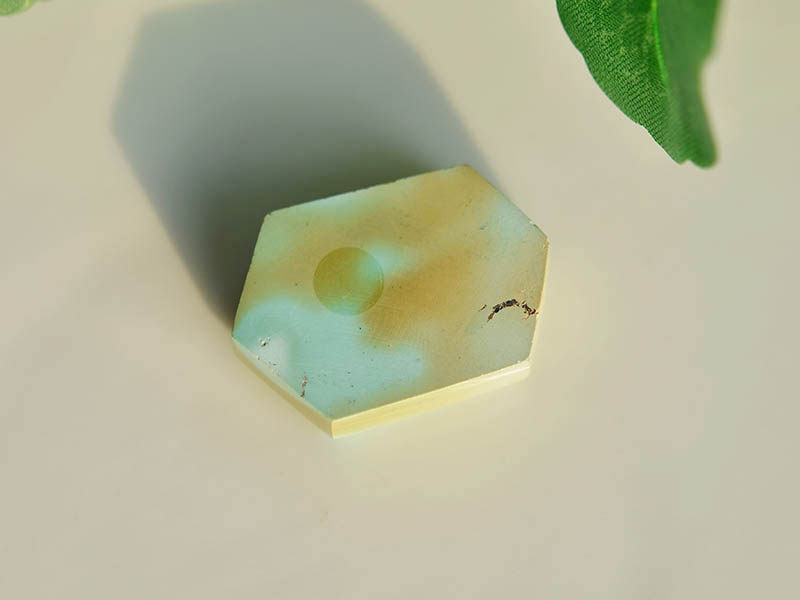аксессуары для шеи 天然水晶原矿高瓷少纹菜籽黄绿色绿松石六边形裸石吊坠8.40克男女 According to Chang