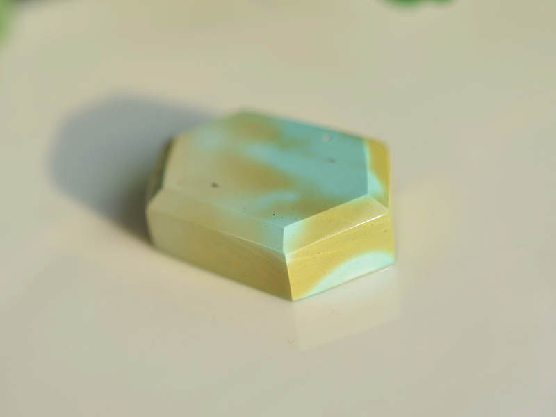 аксессуары для шеи 天然水晶原矿高瓷少纹菜籽黄绿色绿松石六边形裸石吊坠8.40克男女 According to Chang
