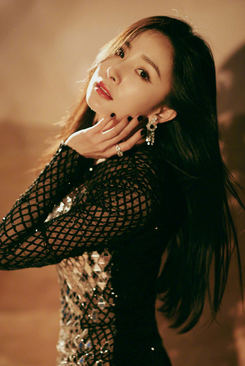 杨幂光影性感写真图片3.jpg