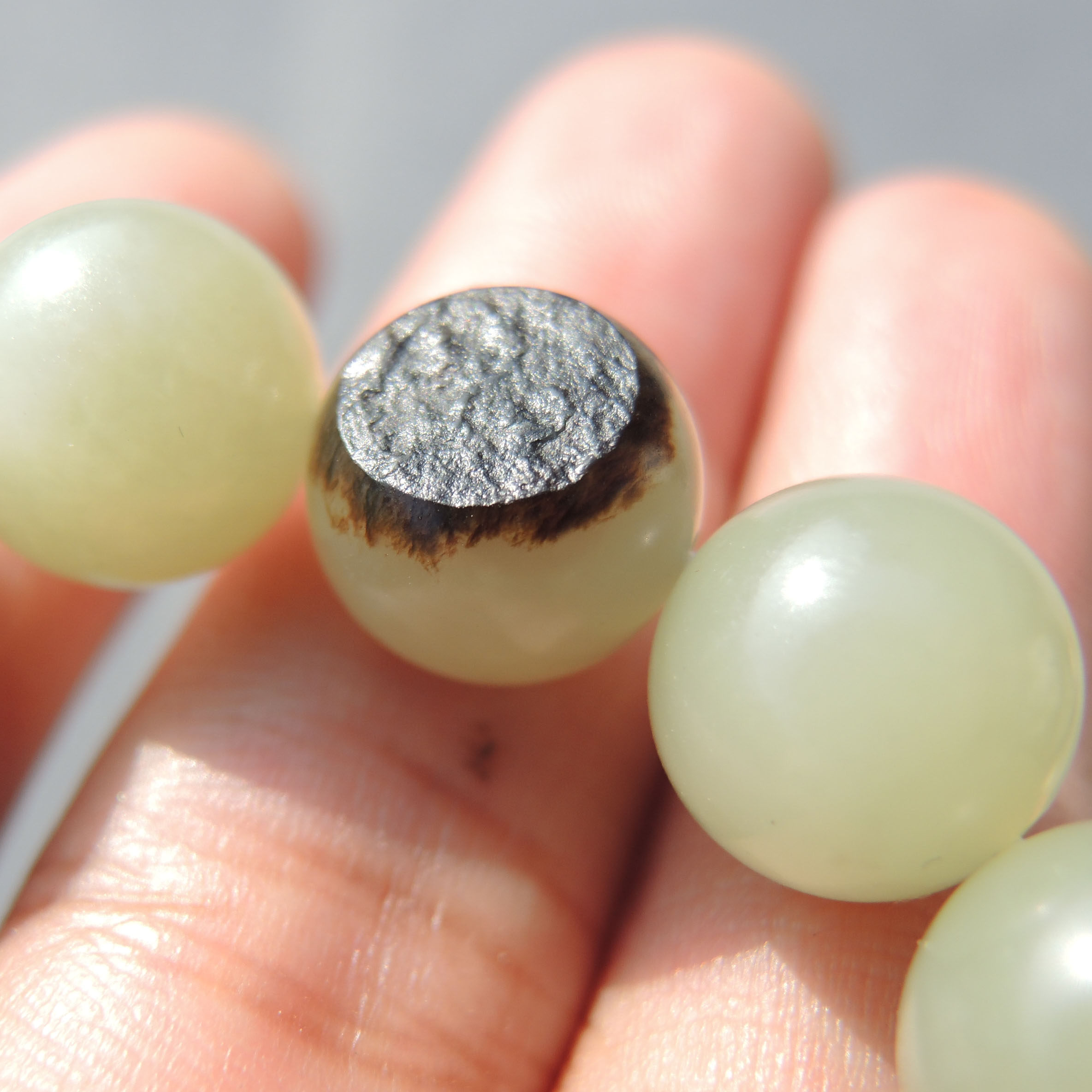 什么才算得上是高品方言和田玉老熟新疆暖白种细腻油润12mm精美籽料黑油皮手串S？2026年选购要点全解析