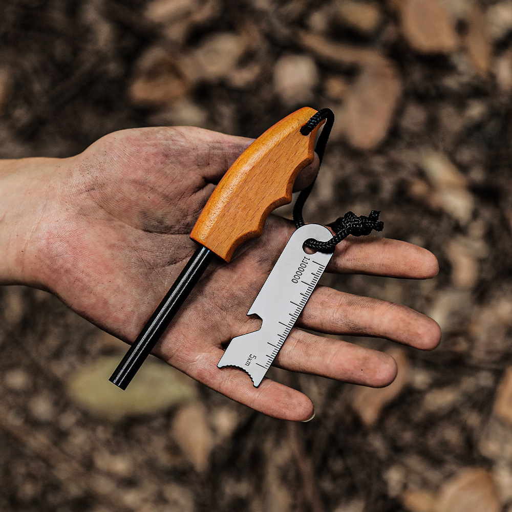 Outdoor equipped Belle beech the beech batter the fire stone bergis with the fire and the fire stick magnesium block