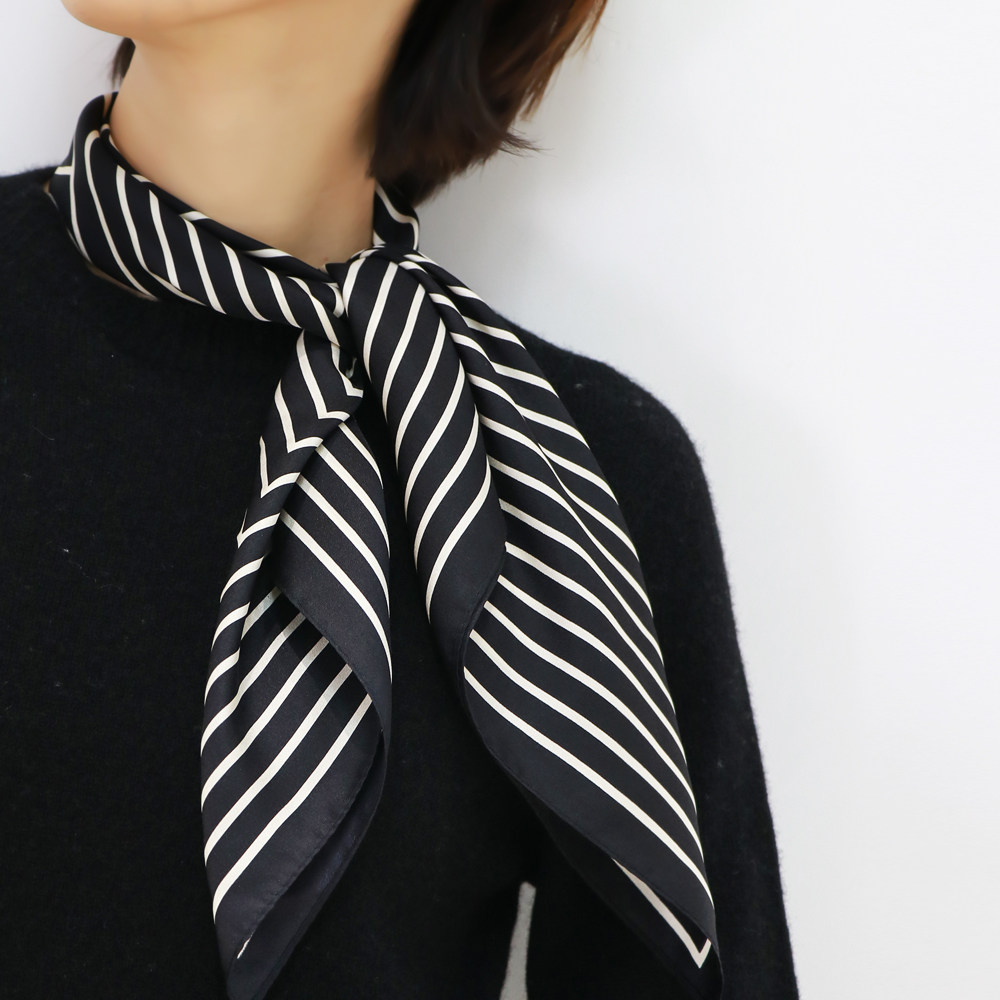 Kuinhorn white shirt film with the same silk scarf spring summer 100 hitch a little square towel 100 hitch a casual texture level stick