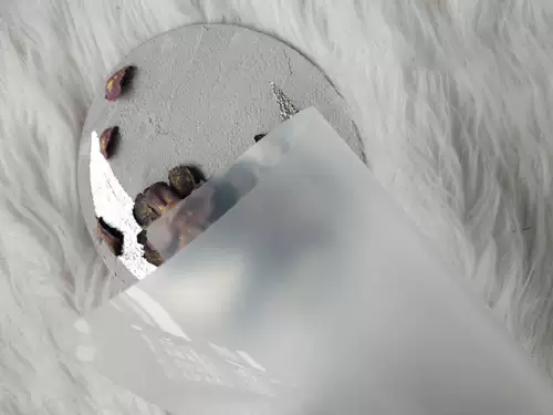 Раскрытие тиснемой живописи выделенной доски для царапины