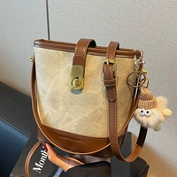 Белый с коричневым кулоном