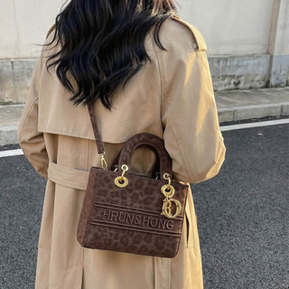 High-End, Stylish, Niche Women's Bag, Autumn and Winter 2026 New Retro Super Popular Shoulder Crossbody Bag, Handbag, Princess Diana Bag