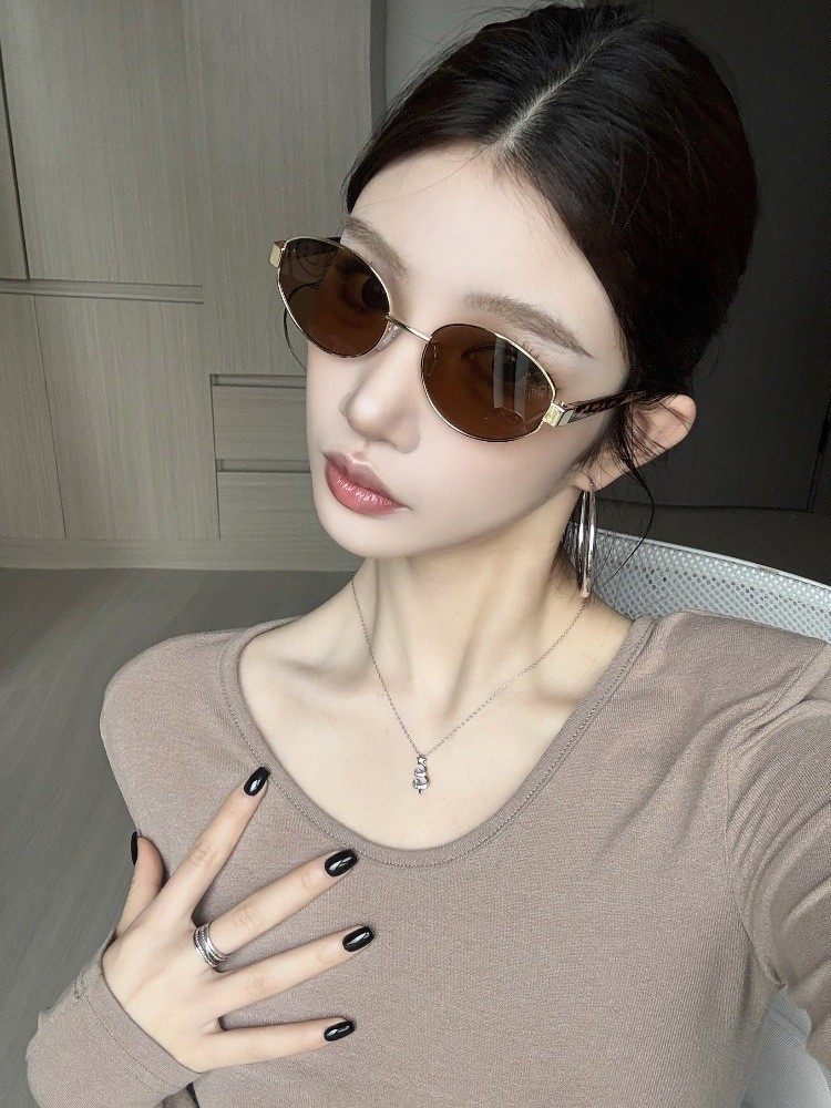 2025 New Metal Oval Small Frame Sunglasses Photo Sunglasses Retro High-End Trendy Women's Sunglasses