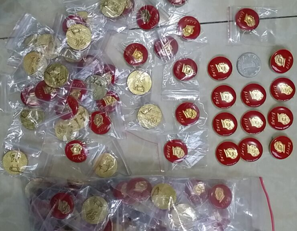 Chairman Mao's portrait badge for the people small gifts gift badge commemorative medal red Cultural Revolution collection badge brooch