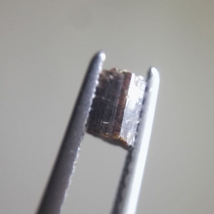 パイナイト（赤色アルミニウムホウ素アルミニウムカルシウム石またはアルミニウムホウ素カルシウムアルミニウム石とも呼ばれる）、180/17