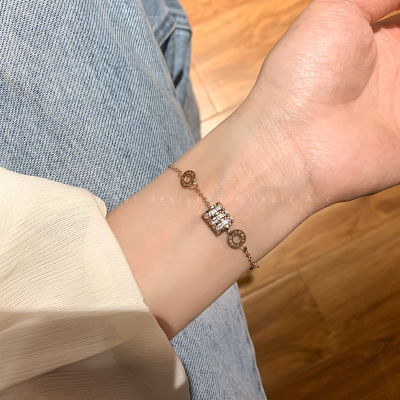 South Korea's high-end sense of light luxury and exquisite small waist and hand-held female net red ins design sense niche simple personality bracelet