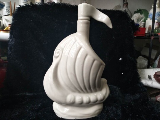 Personality creative decoration bottle pure white sailing smooth wine without a character ceramic collection
