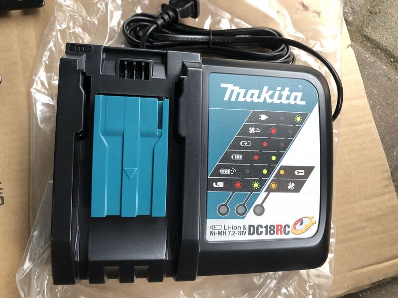Makita Original Charger