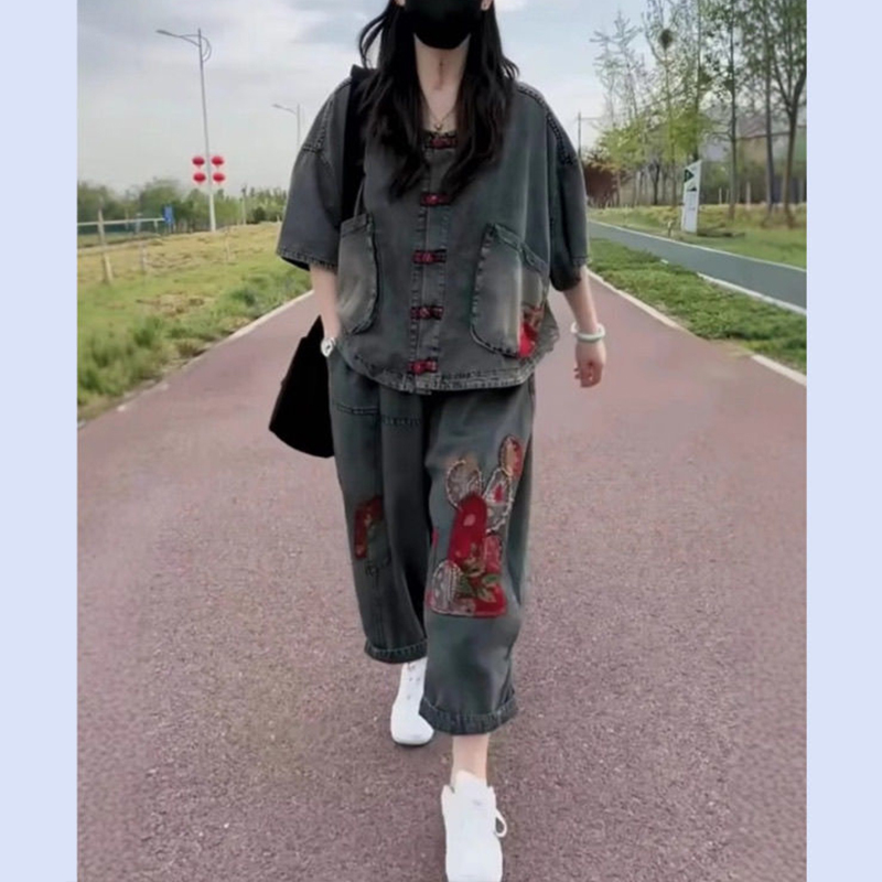 Mom's Ethnic Style Distressed Patchwork Denim T-Shirt Set, Middle-Aged and Elderly Women's Plus-Size Patchwork Denim Pants Two-Piece Set Mom's Ethnic Style Distressed Patchwork Denim T-Shirt Set, Middle-Aged and Elderly Women's Plus-Size Patchwork Denim Pants Two-Piece Set