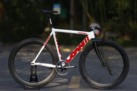 Paint-coated aluminum alloy racing dead-fly vehicle