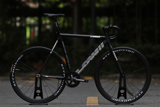 Paint-coated aluminum alloy racing dead-fly vehicle