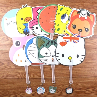 Большое смайливое лицо дует дракон на рот свистка, отбеливание дня рождения