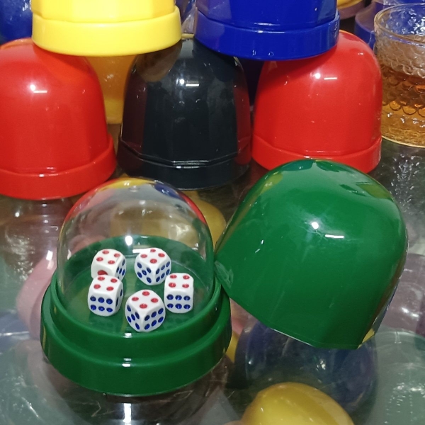 新しいサイコロカップ、サイコロふるいカップ、サイコロカップ、不正防止KTVカラーカップ、ナイトクラブサイコロカップセット、バーシェイクサイコロ