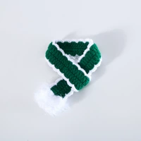 Зеленый трикотажный шарф