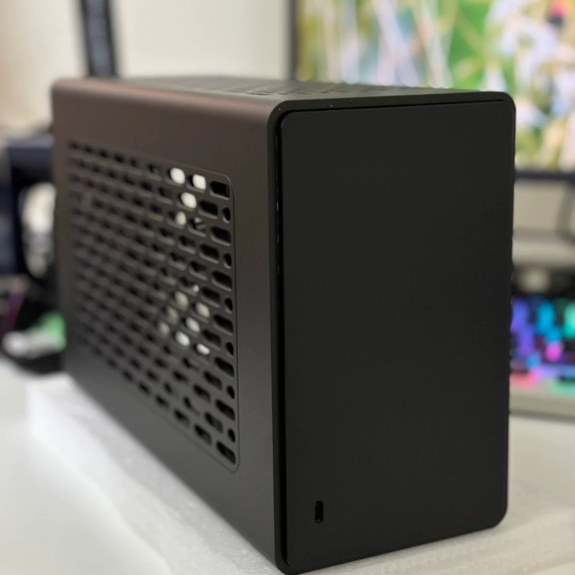 Портативный мини корпус ITX поддерживает структуру SFF и BKB спина к спине, система охлаждения воздушного охлаждения