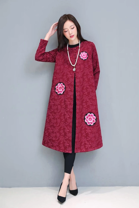 Mùa thu cỡ lớn cotton và vải lanh của phụ nữ cộng với áo len nhung thêu phong cách dân tộc jacquard giữa áo gió dài mùa đông mỏng - Trench Coat