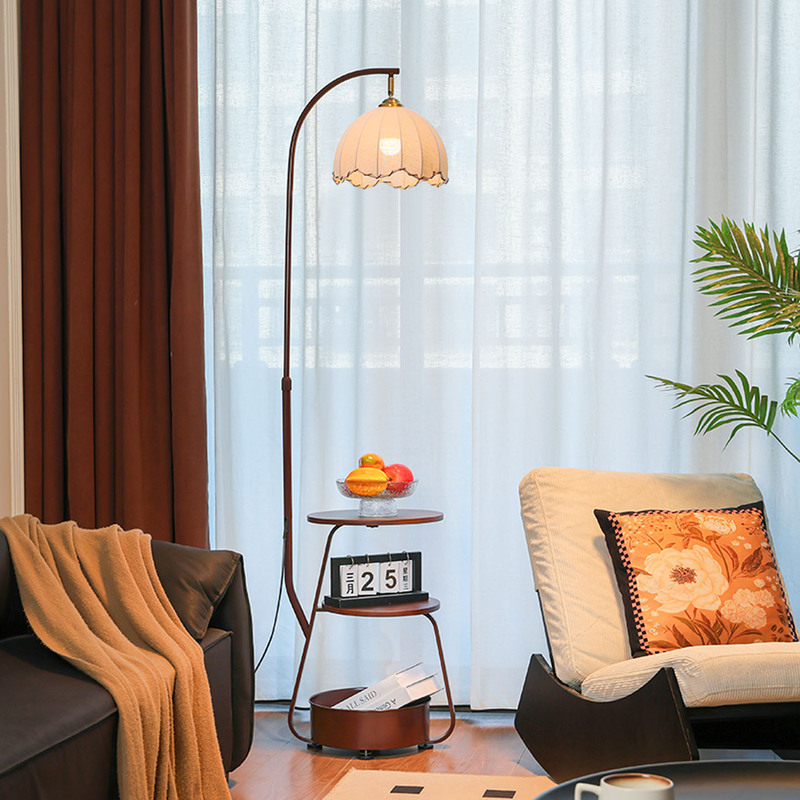 Gu Zhong's Antique-Style Floor Lamp, Placed Next to the Sofa in the Living Room, with a Few Storage Items, a High-End Atmosphere in the Bedroom, and a Bedside Table Integrated with the Lamp