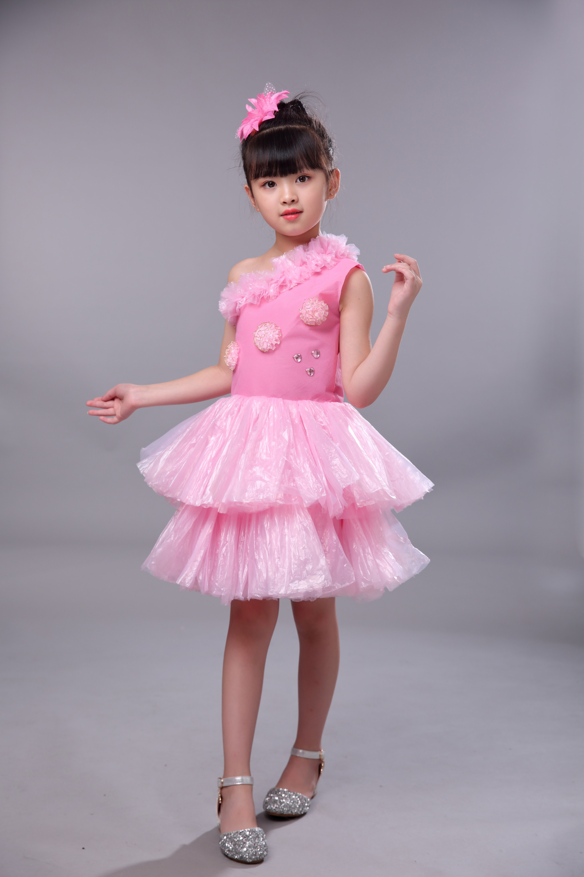 Quần áo bảo vệ môi trường mới cho trẻ em trình diễn thời trang trang phục thủ công vật liệu trình diễn thời trang Tự làm cha mẹ-con mặc catwalk đuôi yếm váy múa trẻ em