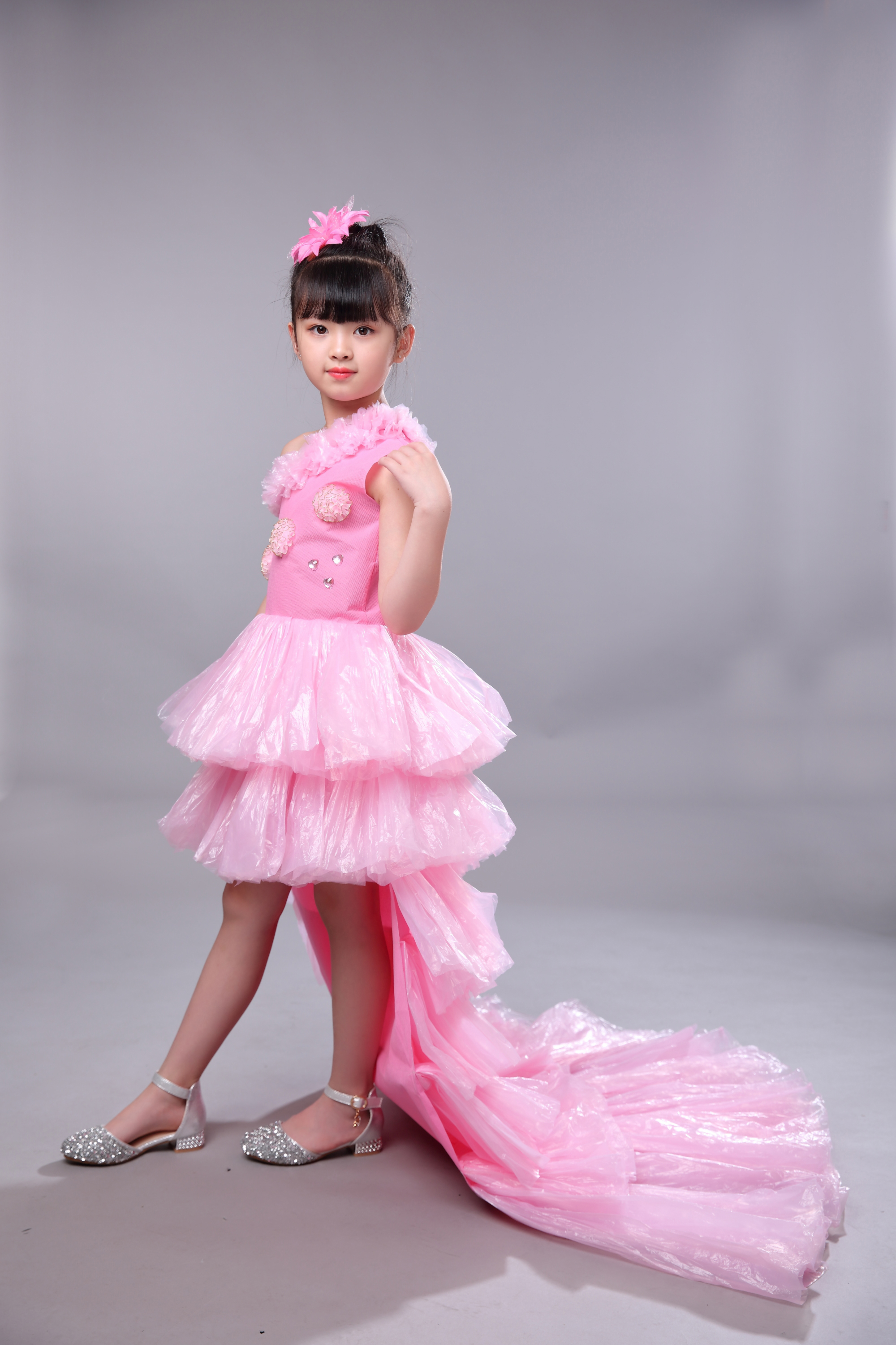 Quần áo bảo vệ môi trường mới cho trẻ em trình diễn thời trang trang phục thủ công vật liệu trình diễn thời trang Tự làm cha mẹ-con mặc catwalk đuôi yếm váy múa trẻ em