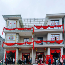 结婚农村婚礼庭院阳台红绸缎布装饰乔迁大红花球栏杆绣球布置拉花