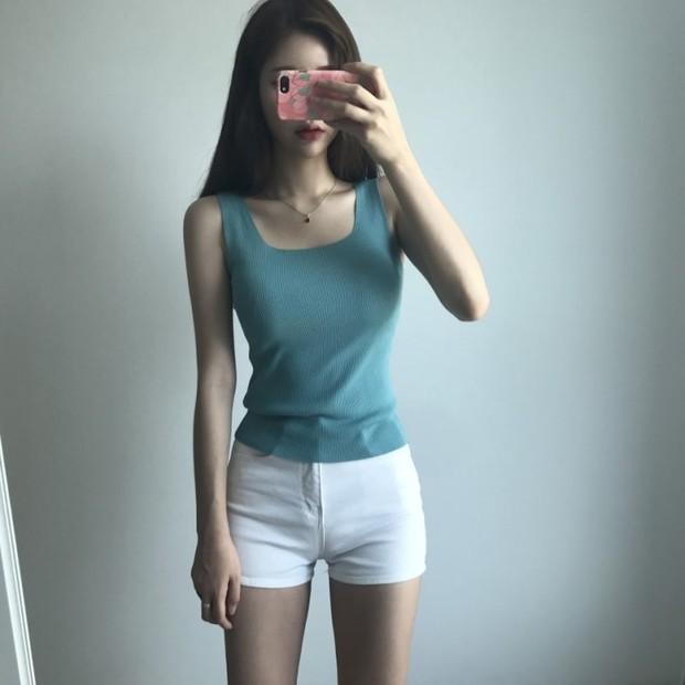 Mặc một chiếc áo len ngắn cổ chữ U đan mỏng Slim vest kiểu dáng của phụ nữ thời trang công sở nữ