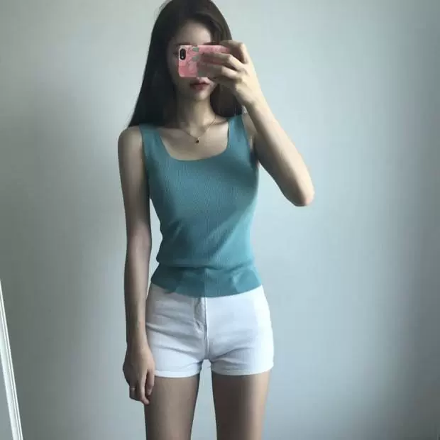 Mặc một chiếc áo len ngắn cổ chữ U đan mỏng Slim vest kiểu dáng của phụ nữ