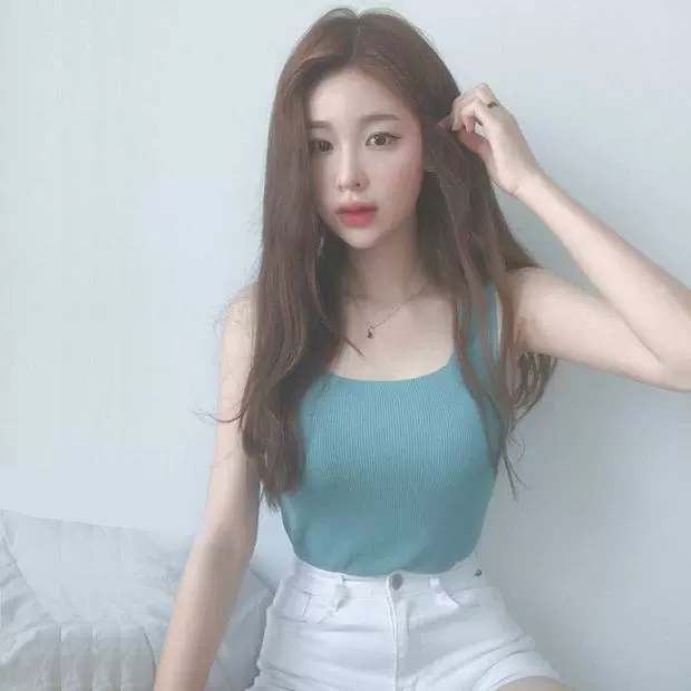 Mặc một chiếc áo len ngắn cổ chữ U đan mỏng Slim vest kiểu dáng của phụ nữ