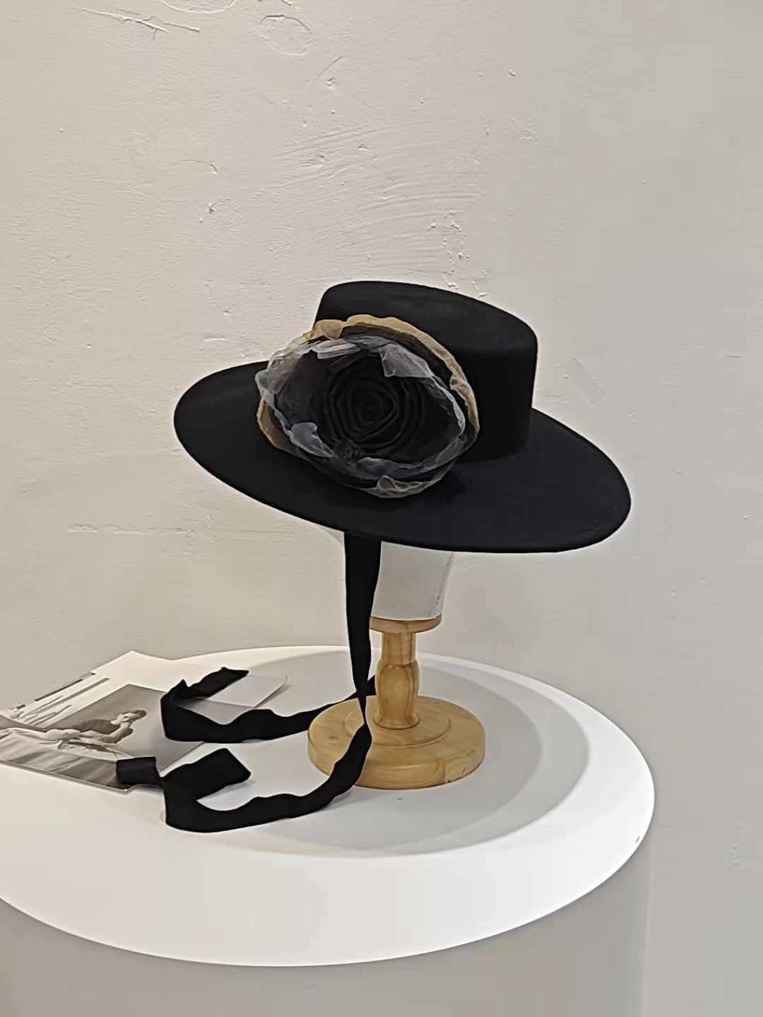 美第一夫人的就职礼帽爆红设计师披露背后故事| 梅拉尼娅·川普| 设计师埃里克·贾维茨| 大纪元, image size:1080x1440