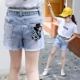 Mùa hè 2019 bé gái mặc quần lửng denim quần lửng mặc vừa vặn hoang dã và quần trẻ em trẻ em denim nóng bỏng - Quần short