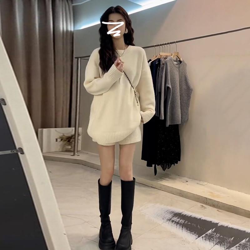 Korean-Style Lazy Style Early Autumn Knitted Two-Piece Set for Women, Loose Slimming Sweater and Shorts, Petite Outfit with a Stylish Vibe
