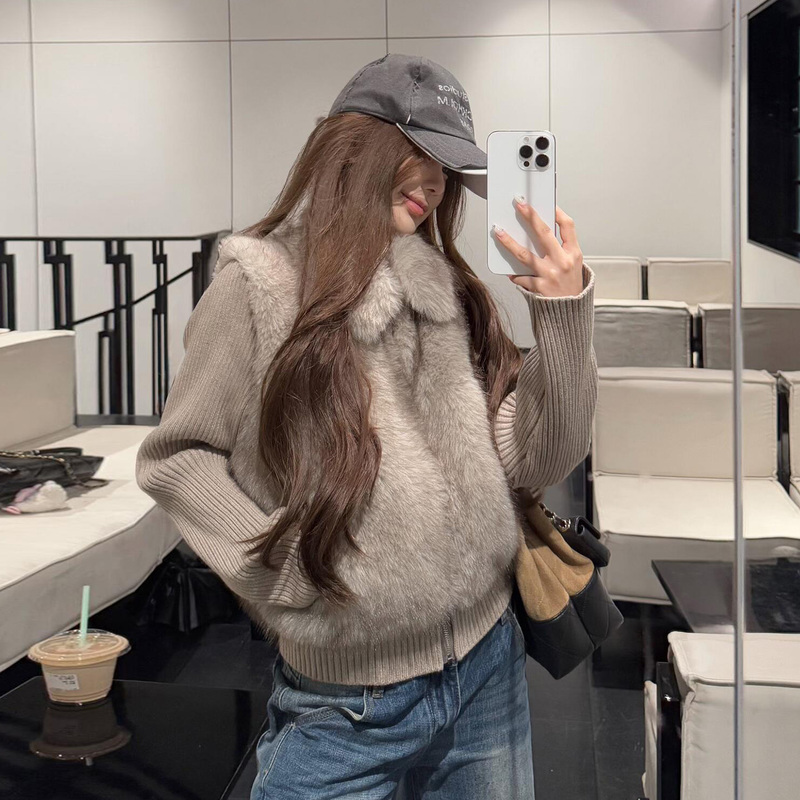 2026 Winter New Fashionable Eco-Friendly Fur Coat for Women, Short Style for Petite Figures, Knitted Sleeves Detachable