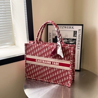 Красный большой размер в комплекте с шарфом.