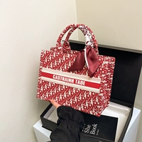 Красный маленький размер в комплекте с шарфом.